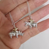 Collar de rinoceronte con picabueyes