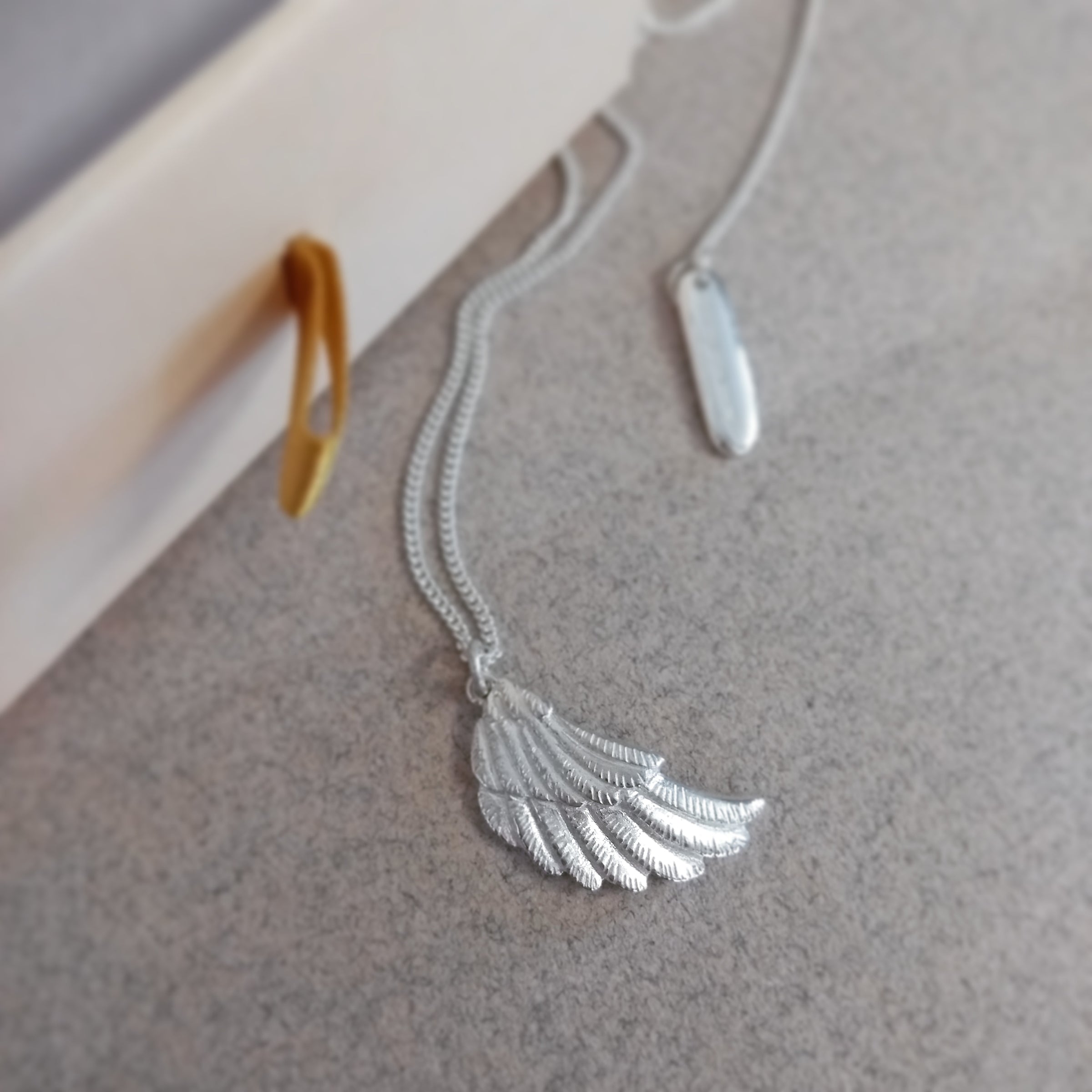 Collar con colgante de ala