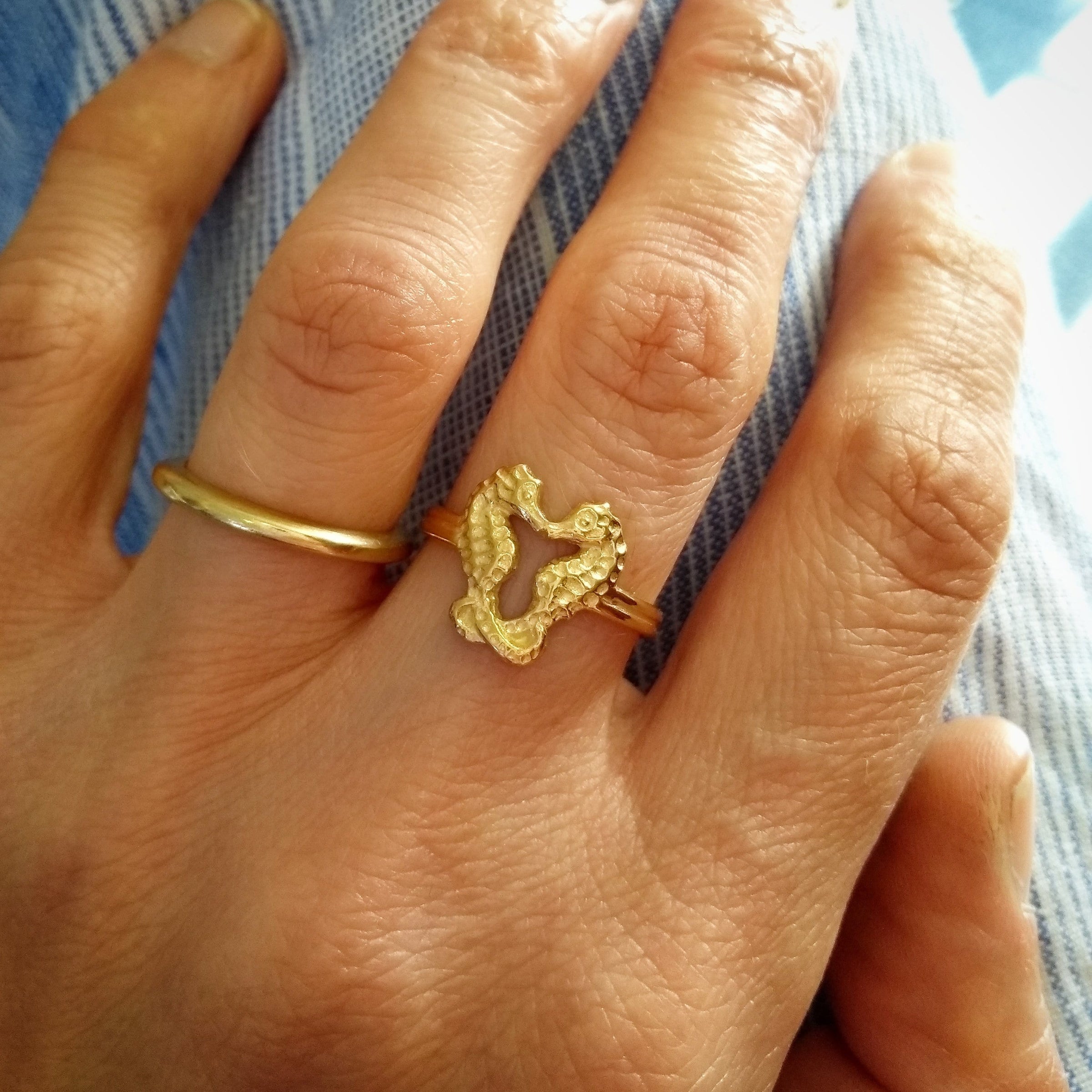 Anillo pequeño de caballito de mar